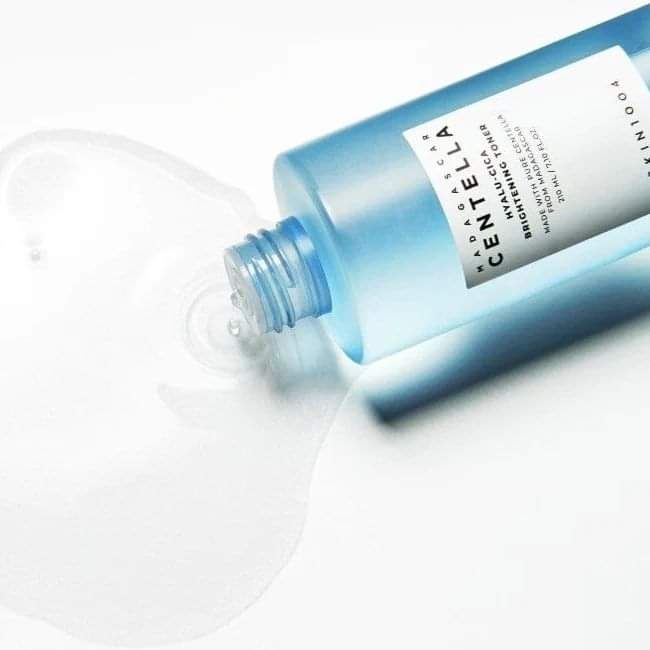 Ενυδατικό τόνερ, που εξομαλύνει τον τόνο του δέρματος από την SKIN1004